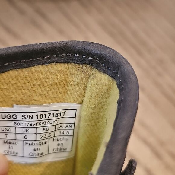 UGG Gray Boots Size 7 Excellent Condition - Picture 9 of 12